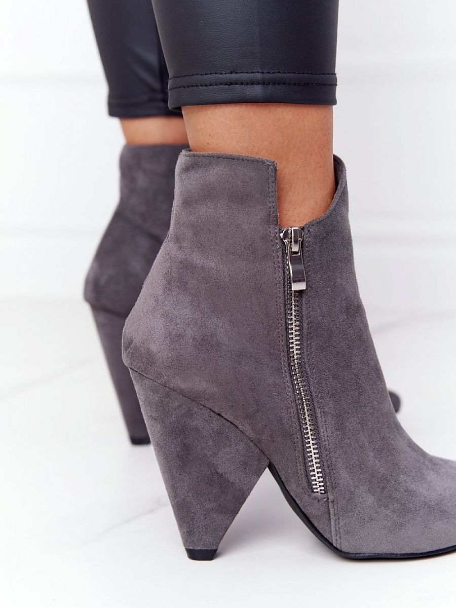 Heel boots Step in style