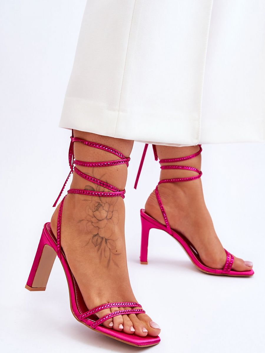 Strappy sandals Step in style