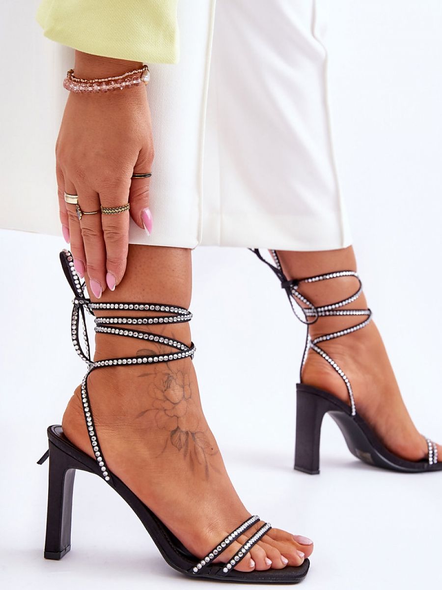 Strappy sandals Step in style