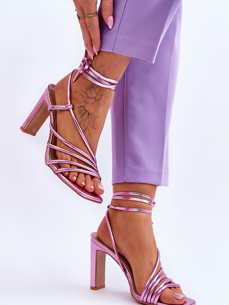 Strappy sandals Step in style