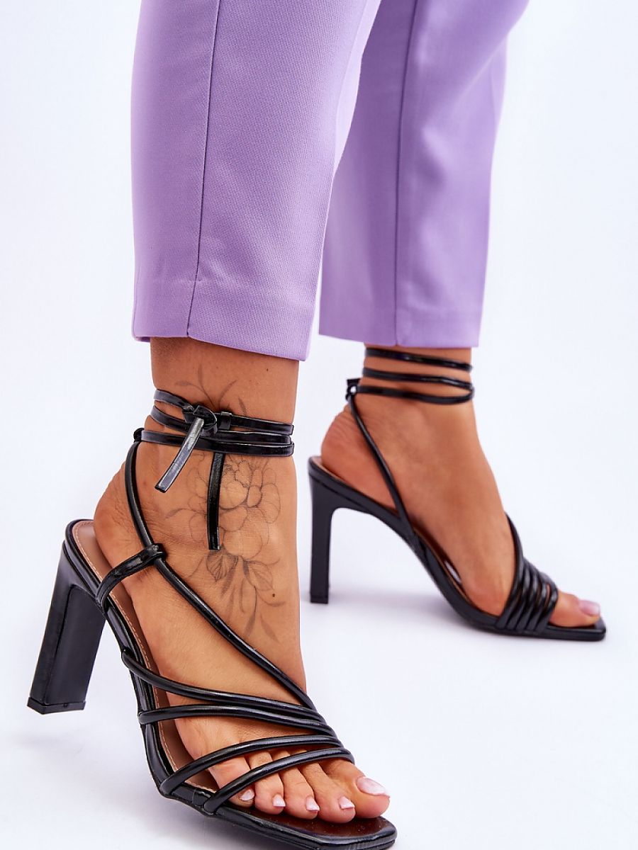 Strappy sandals Step in style