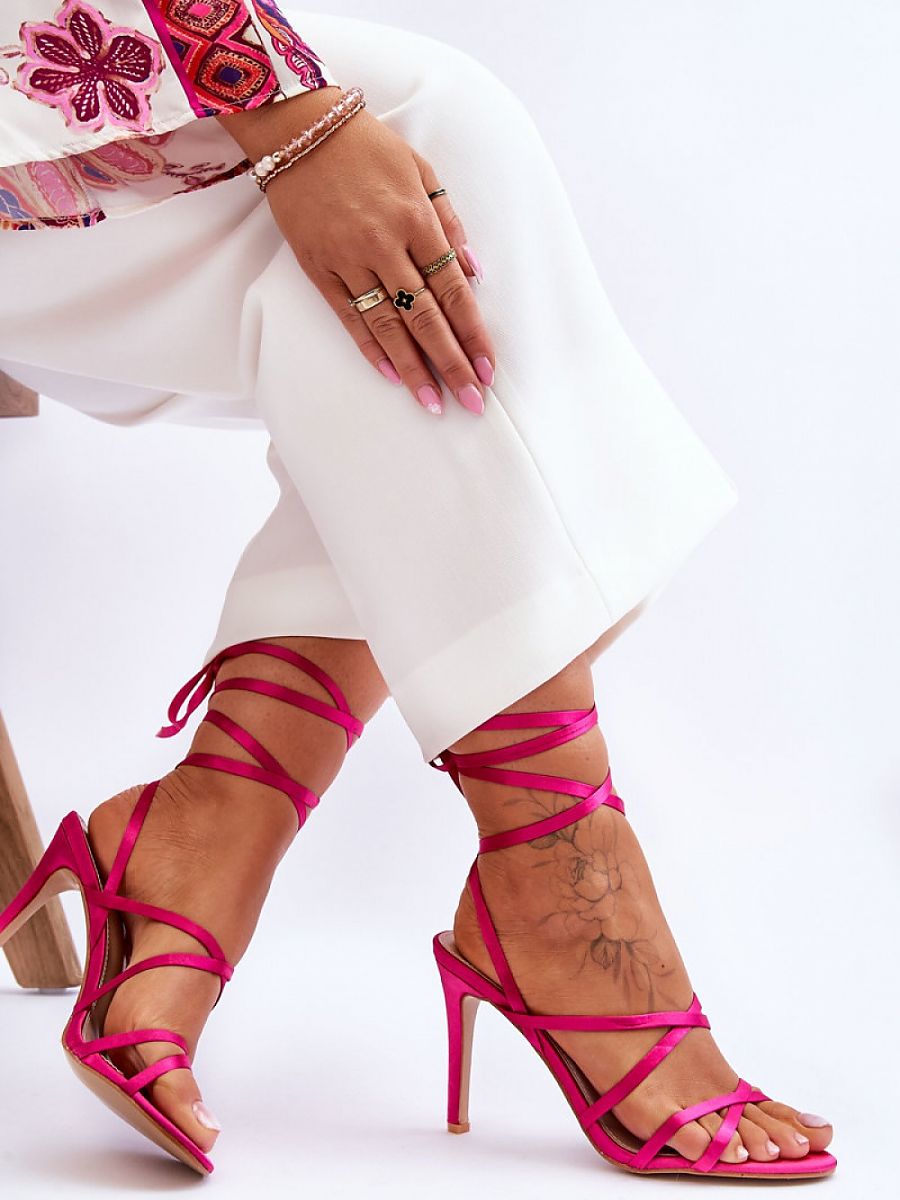 Strappy sandals Step in style