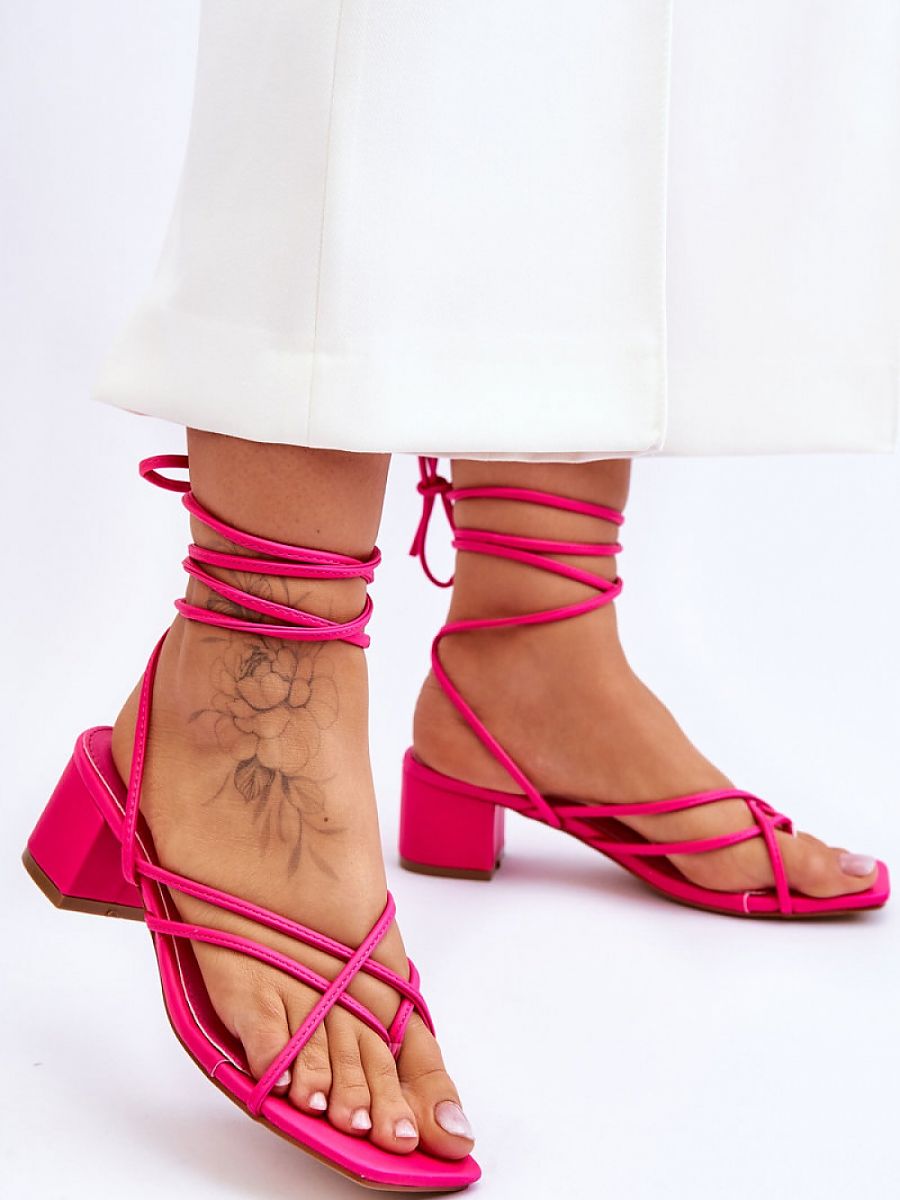 Strappy sandals Step in style