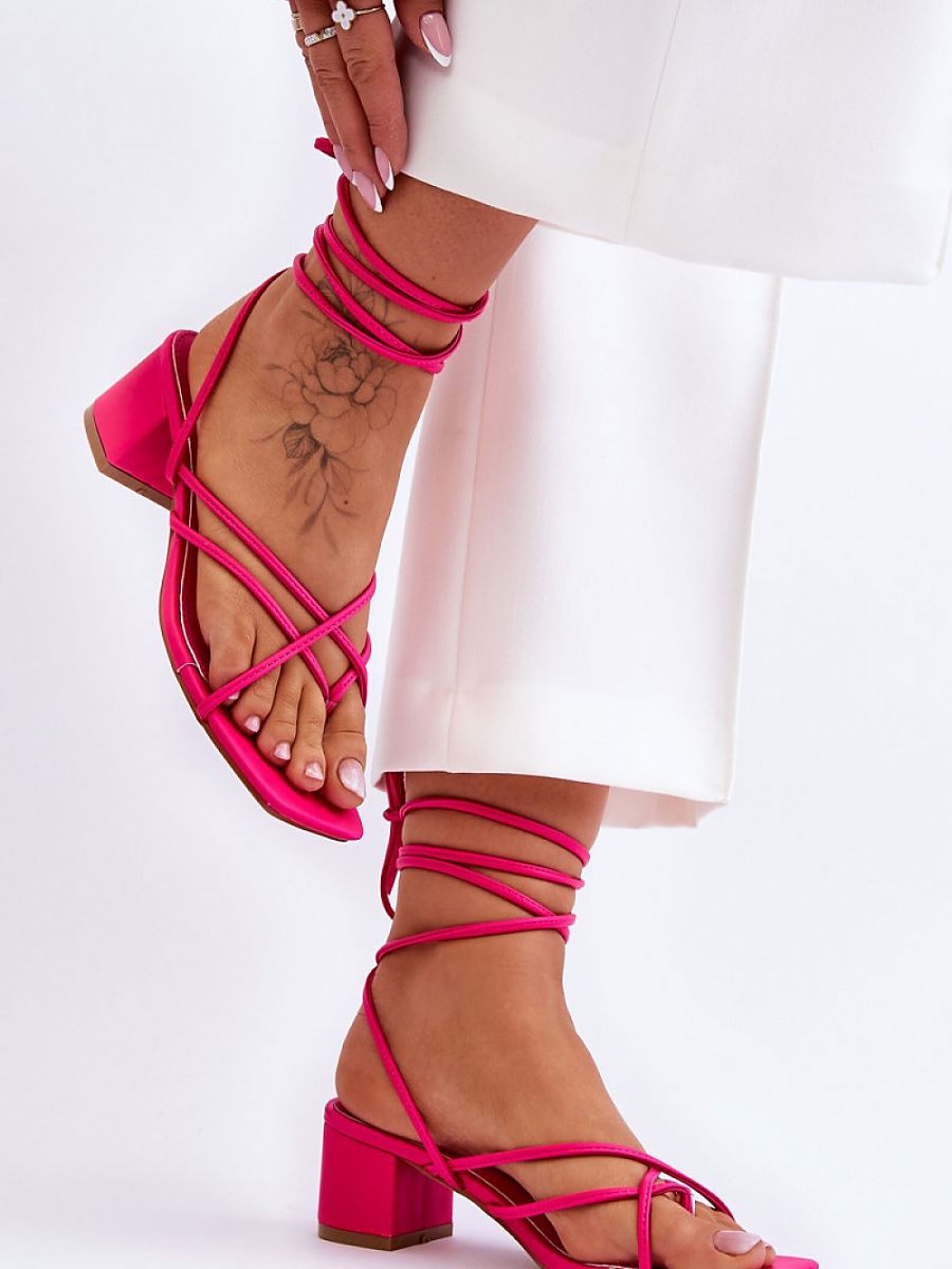 Strappy sandals Step in style