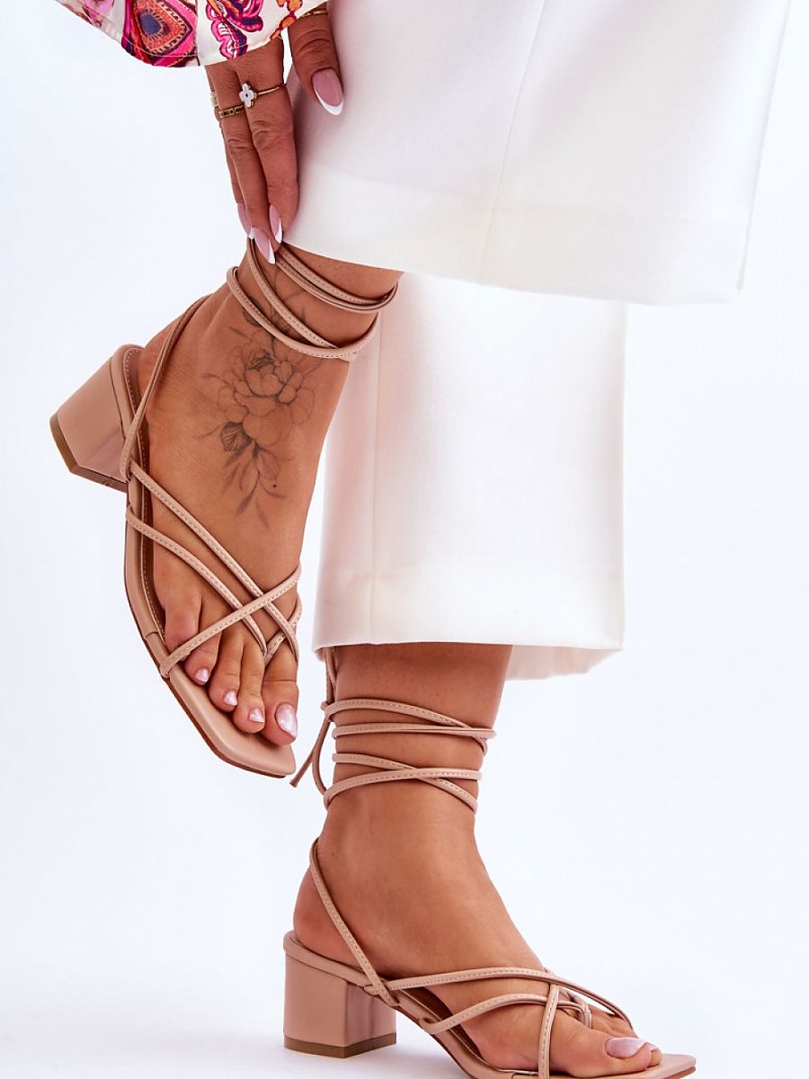 Strappy sandals Step in style