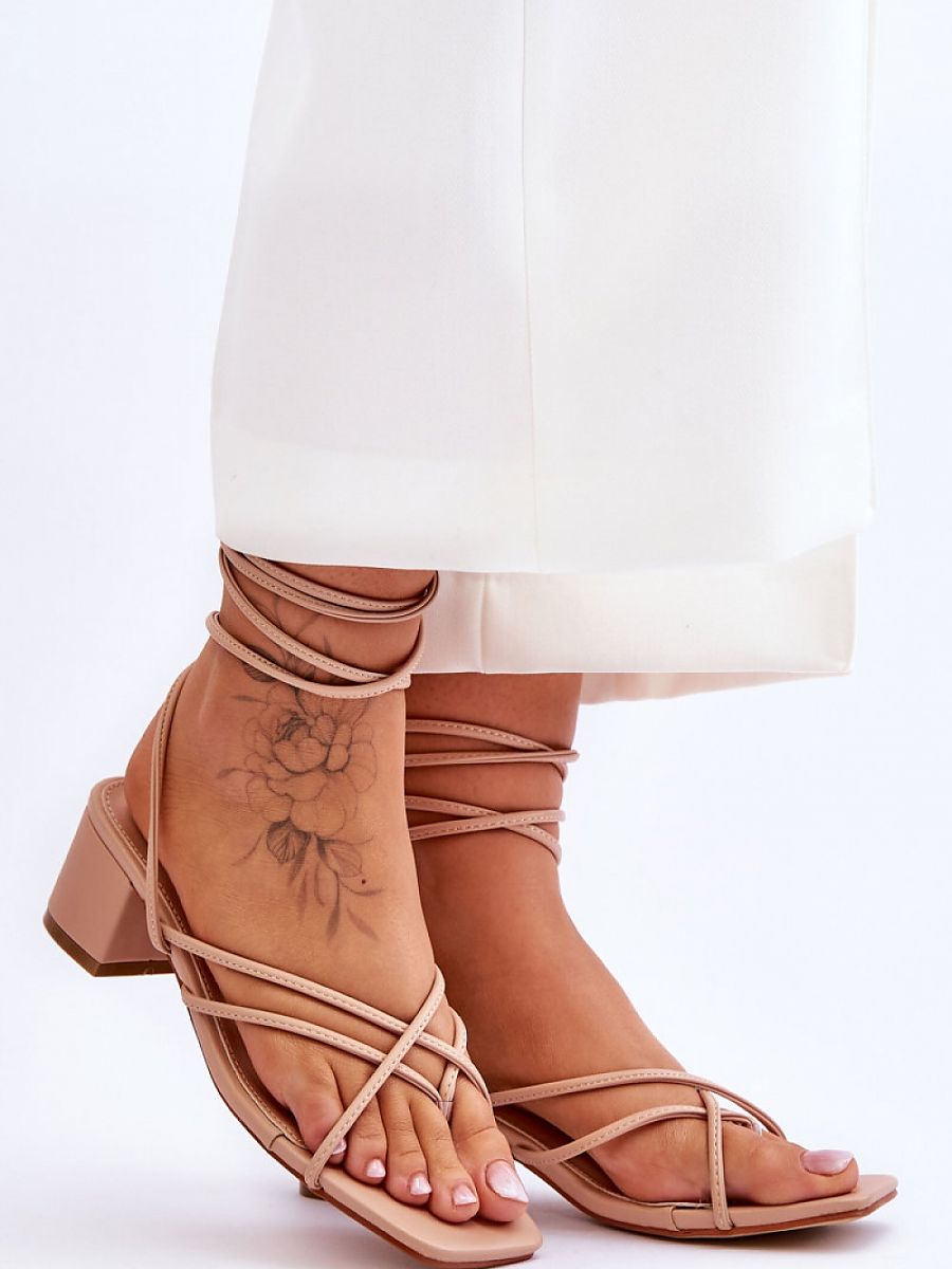 Strappy sandals Step in style