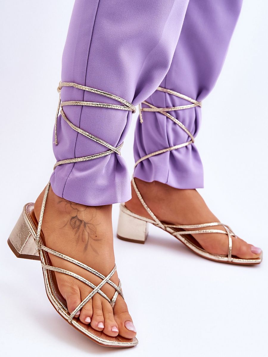 Strappy sandals Step in style